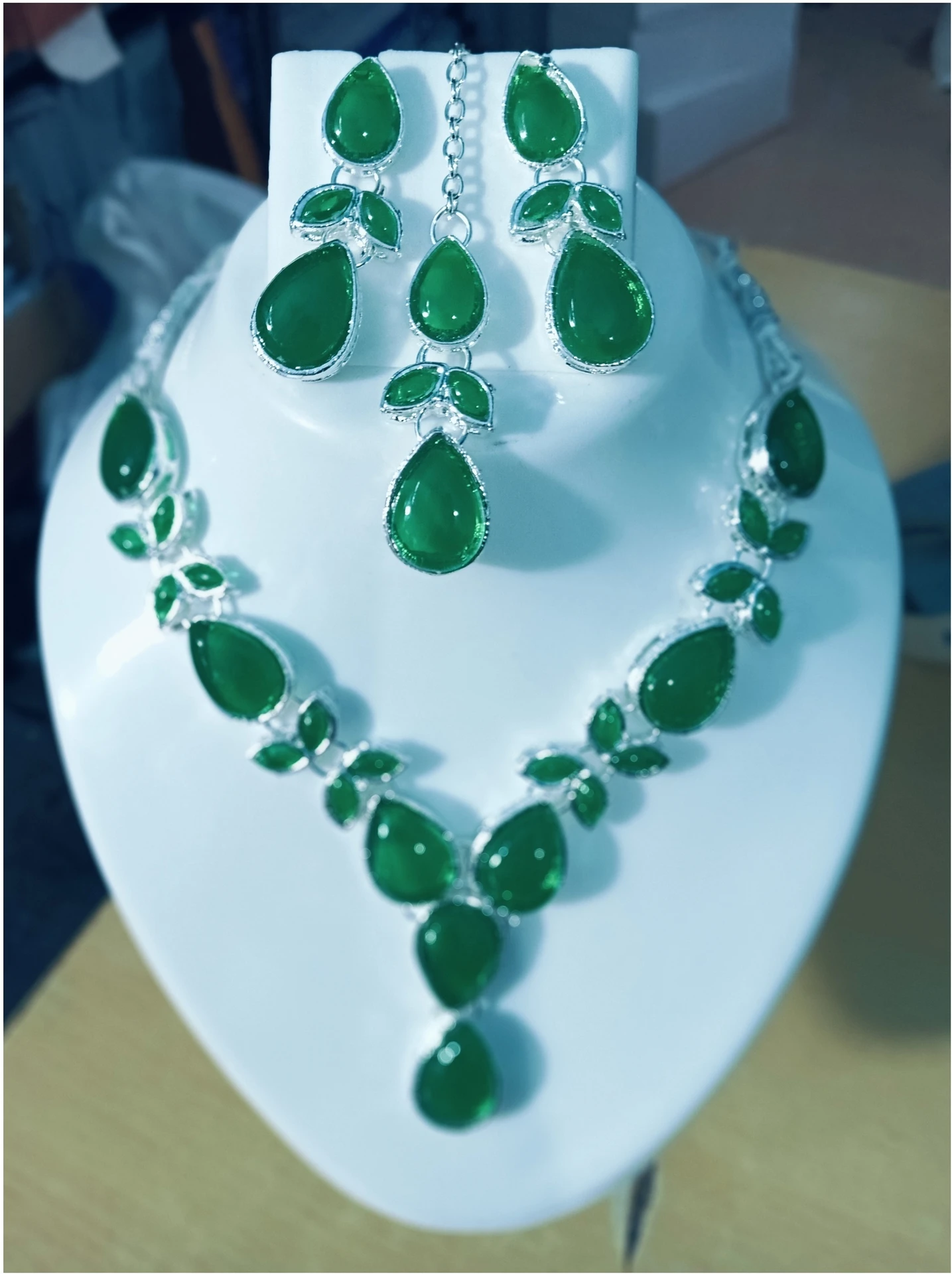 green stone necklace set with earrings and maang tikka green stone necklace set with earrings and maang tikka